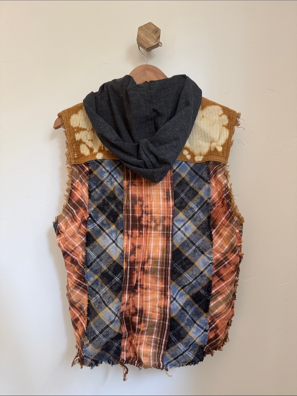 BKE Patchwork Button-Down Hooded Sleeveless Shirt in Rust, Blue, Cream - Picture 5 of 5